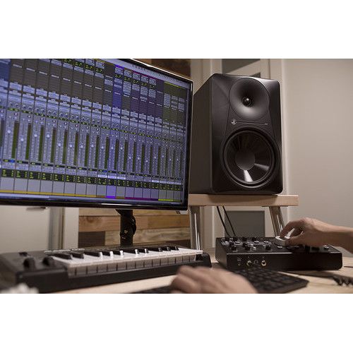 Mackie mr824 8 store powered studio monitor